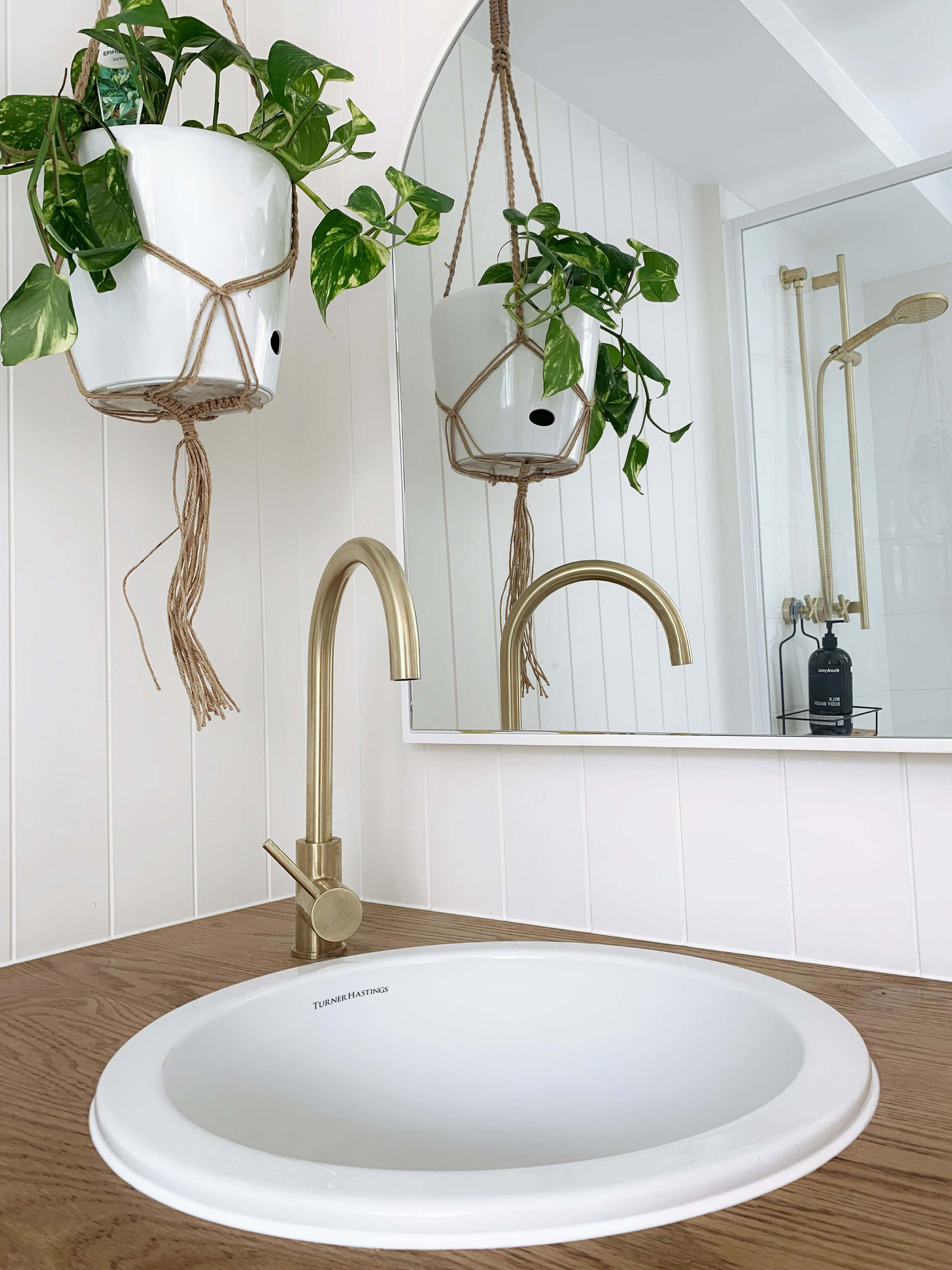 Cuisine Round 47 Inset / Undermount Fireclay Sink