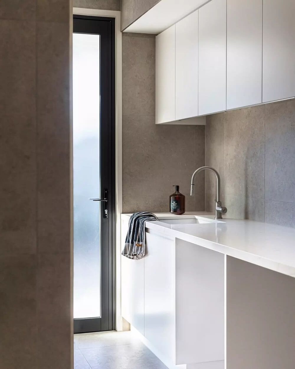 Cuisine 46x46 Inset / Undermount Fireclay Sink with Overflow