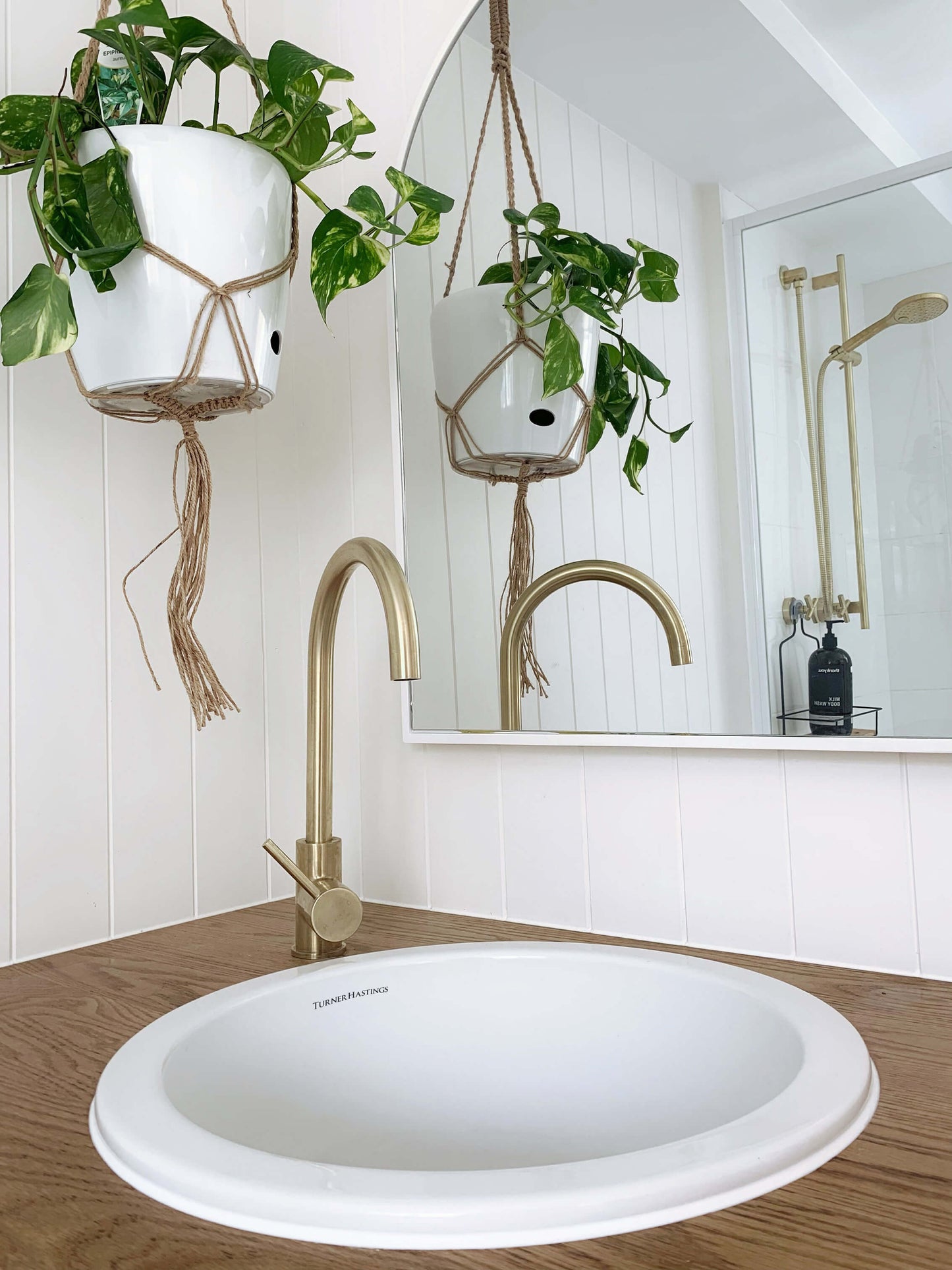 Cuisine Round 47 Inset / Undermount Fireclay Sink